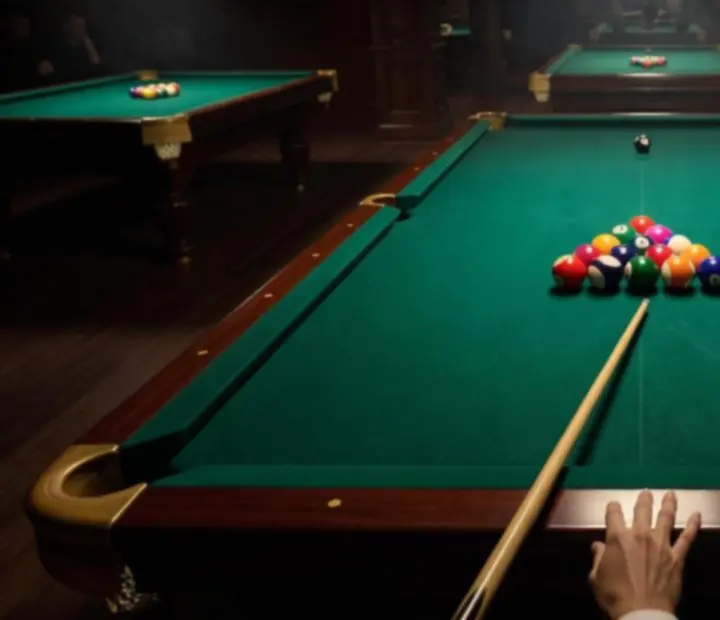 8 Ball Pool asztal drámai felülnézeti kompozícióban
