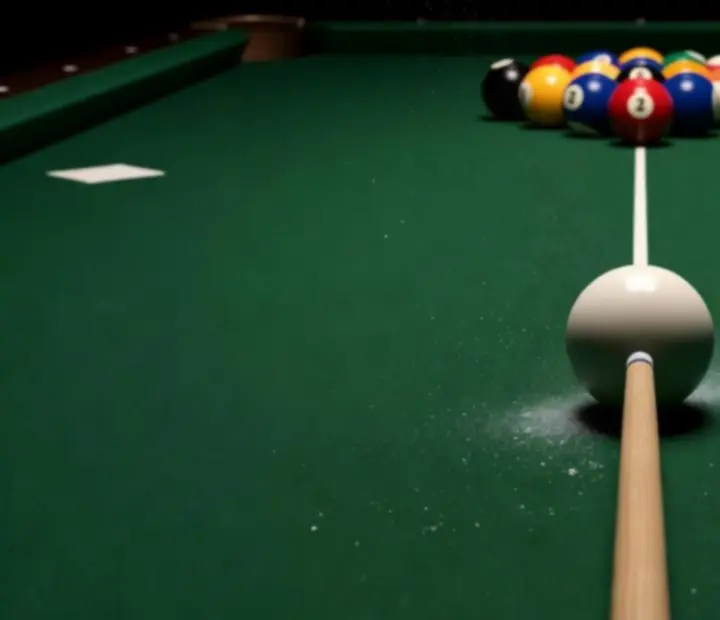 Közelkép egy 8 Ball Pool dákóról, amely a fehér golyóra céloz