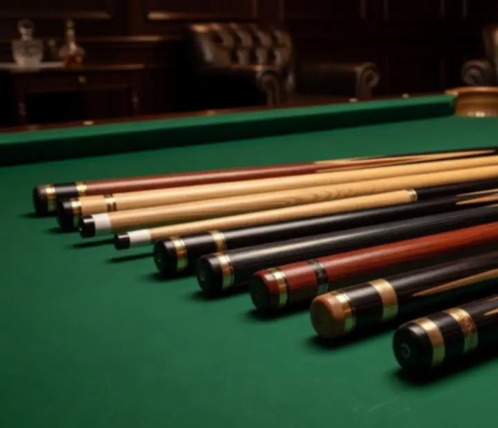 Különböző testreszabott 8 Ball Pool dákók a zöld posztón elrendezve