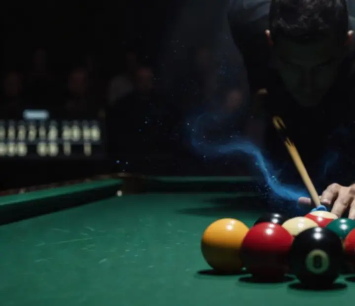 Koncentráló 8 Ball Pool játékos, ahogy krétázza a dákóját